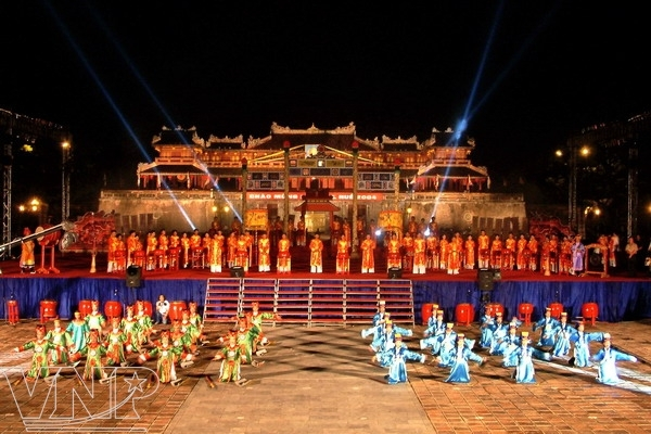Biểu diễn Nhã nhạc cung đình Huế tại quảng trường Ngọ Môn (Huế).