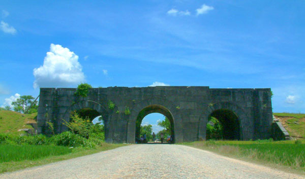 Di tích Thành nhà Hồ