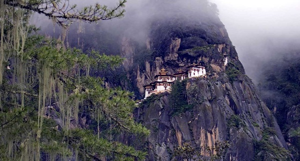Tu viện Paro Taktsang nằm cheo leo giữa lưng chừng núi Paro Taktsang hùng vĩ và huyền ảo