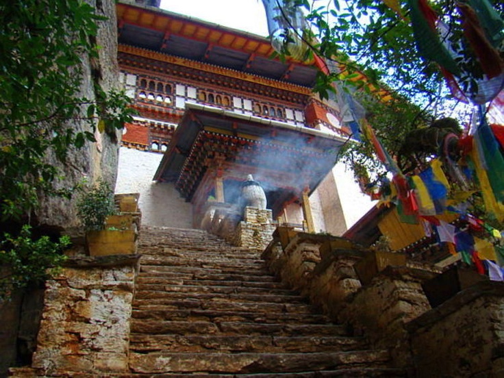 Các bậc thang dẫn lên đền