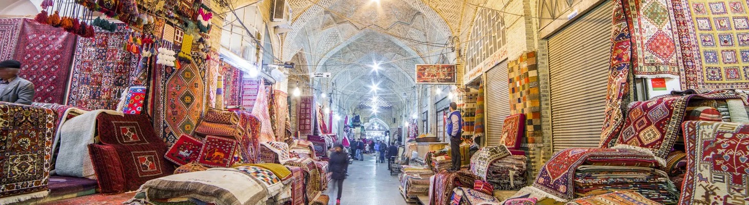 Khu chợ Vakil Bazaar. đây là khu chợ sầm uất bậc nhất ở Shiraz. Tại đây du khách có thể thỏa sức mua sắm các loại gia vị, thảm, đồ đồng, đồ cổ, đồ ngọt của Ba Tư và nhiều hơn nữa...
