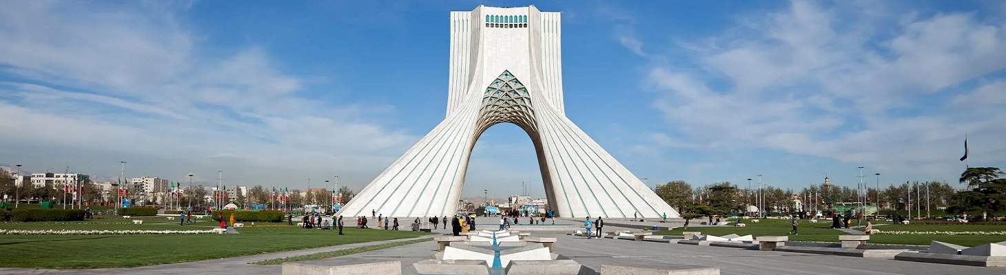 Tháp Tự Do (Azadi), toà tháp mang tính biểu tượng nhất của Tehran, được xây dựng năm 1971 nhân dịp kỉ niệm 2.500 năm của đế quốc Ba Tư.