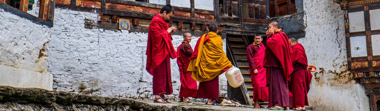 Đa phần người dân ở Bhutan đây đều theo đạo Phật, họ tin vào luật nhân quả khi cho rằng, họ sống cuộc sống tốt đẹp bây giờ sẽ nhận được kết quả tốt đẹp trong kiếp sau. Điều này thôi thúc họ sống từ bi, nhân ái, làm những việc tốt cho người khác.