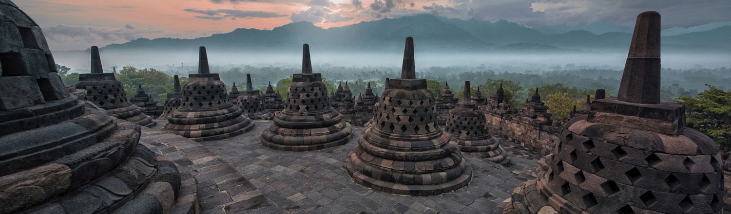 Năm 850 có thể xem là năm hoàn thành Borobudur. Nhưng vào khoảng đầu thế kỷ XIII, những người buôn bán Á rập đã đưa Hồi giáo vào Indonesia. Chỉ trong vòng hai trăm năm, cả quần đảo Indonesia gần như hoàn toàn bị Hồi giáo hoá. Borobodur trở nên hoang tàn.