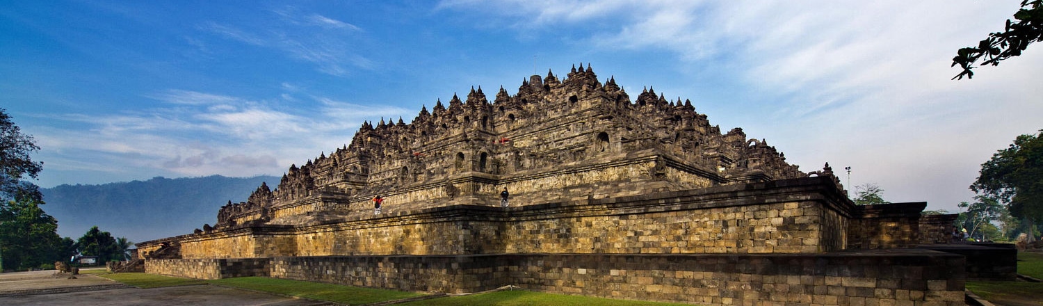 Borobudur là một kỳ quan Phật giáo tinh xảo và lớn nhất thế giới, xây dựng vào thế kỷ thứ VIII, tọa lạc cách 42 km về phía Bắc thành phố Yogyakarta, trung tâm của đảo Java, quốc gia Indonesia