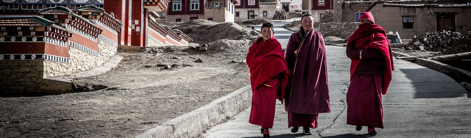 Người dân Larung Gar sinh sống chủ yếu bằng việc buôn bán nhỏ như kinh doanh nhà nghỉ hay những cửa hàng tạp hóa. Đến thăm quan ngôi làng, có hai nhà nghỉ nhỏ để du khách có thể nghỉ ngơi và tham quan.