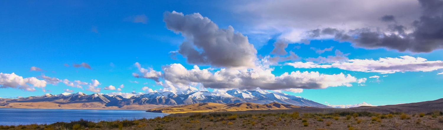 Manasarovar là một hồ nước nằm dưới chân rặng núi Gurla Mandata quanh năm tuyết phủ. Hồ còn được gọi với tên gọi khác là Hồ Mặt Nhật vì có hình dáng gần giống mặt trời. Đây là một trong những hồ có trữ lượng nước ngọt lớn nhất Tây Tạng. Nước ở hồ này là do băng tan từ Gurla Mandata và Kailash tạo nên. Nước hồ trong đến mức có thể nhìn thấy được cả những viên sỏi bên dưới.