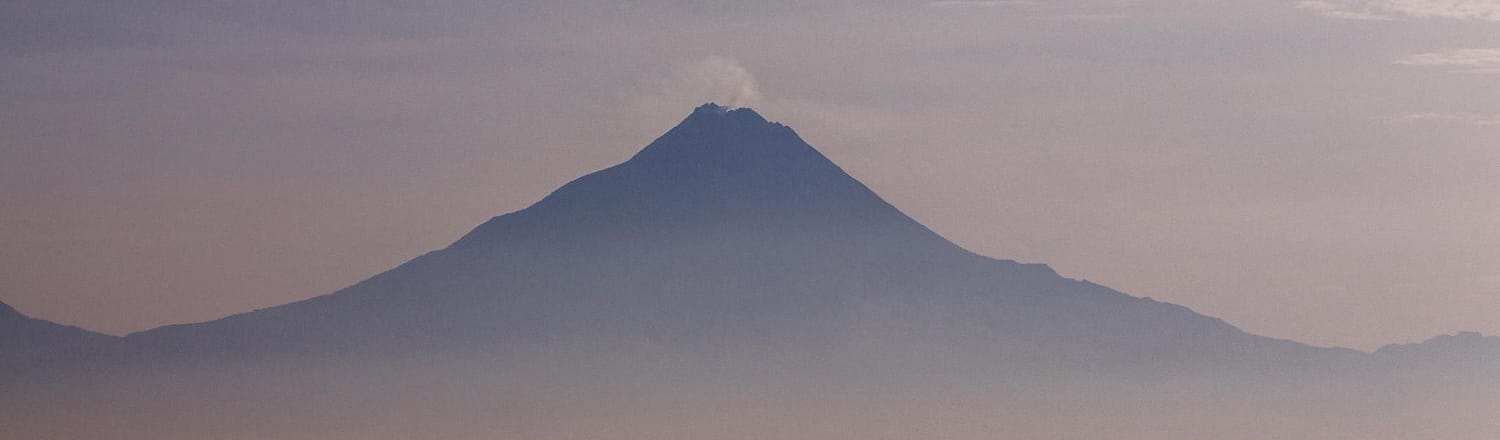 Núi Merapi, theo tiếng Indonesia và tiếng Java (Gunung Merapi) có thể hiểu theo nghĩa đen là "núi lửa" nằm ở ranh giới giữa tỉnh Trung Java và tỉnh Yogyakarta, nước Indonesia. 