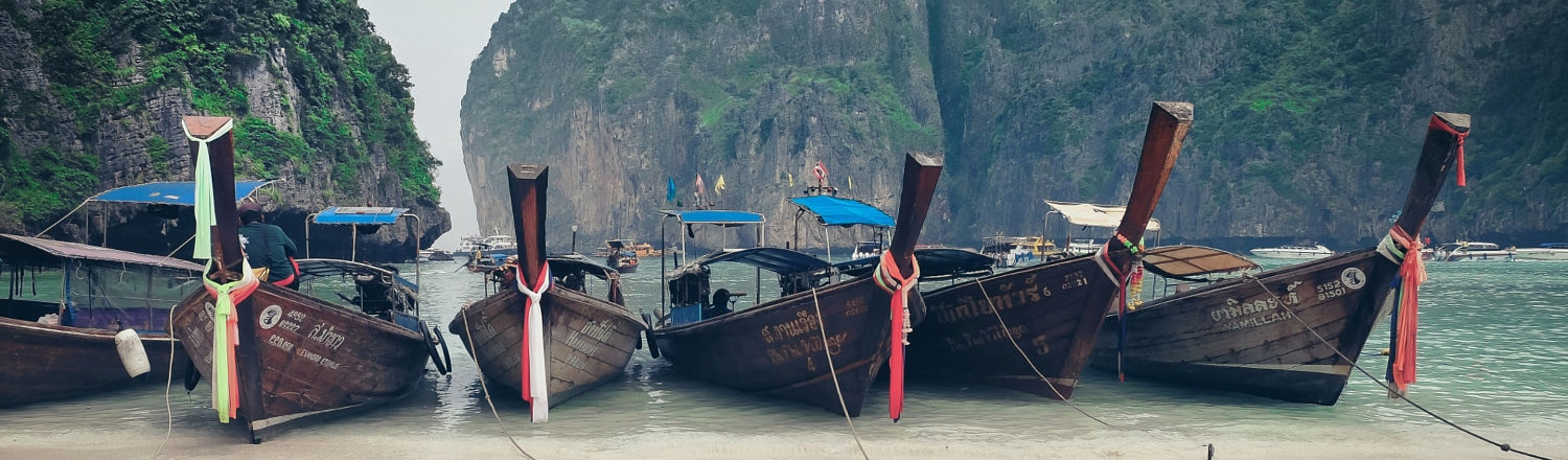 Những bãi biển cát trắng cổ điển và nước màu ngọc lam cùng những tảng đá tuyệt đẹp, bao quanh các hòn đảo, khiến Phi Phi càng thêm cuốn hút. 