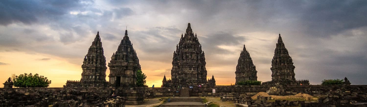 Prambanan là một quần thể đền thờ thần Hindu ở Trung Java, cách thành phố Yogyakarta khoảng 18 km về hướng đông.Quần thể Prambanan là đền thờ Hindu lớn nhất khu vực Đông Nam Á.