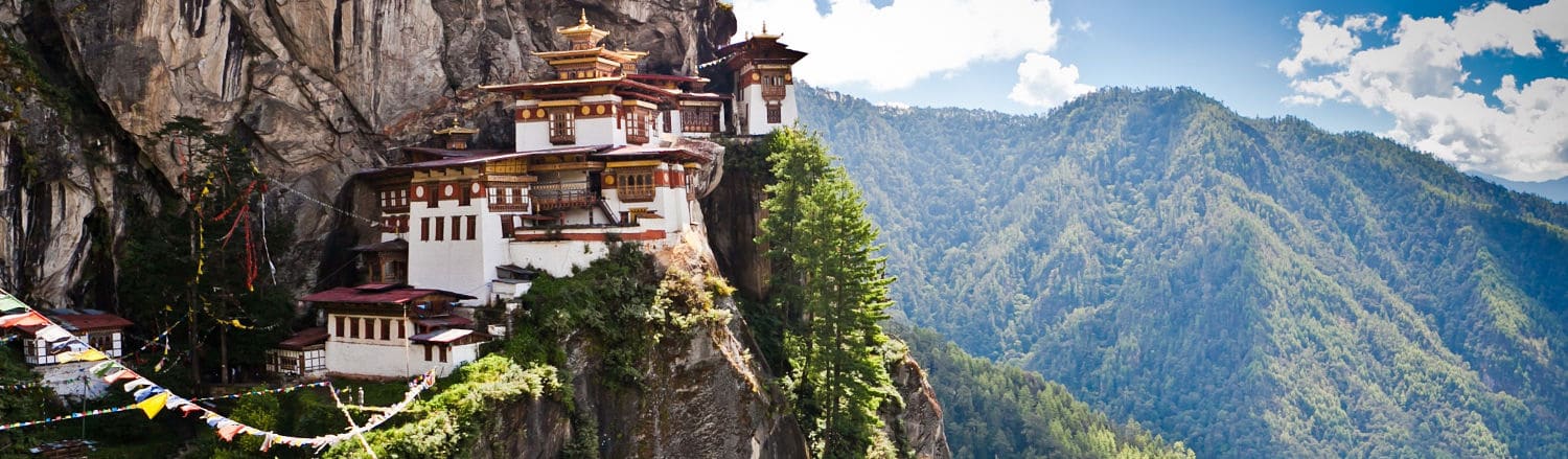 Tu viện Taktsang (Tiger Nest) - một trong những tu viện Phật giáo nổi tiếng ở Bhutan mà bất cứ người dân nào ở đây cũng muốn đến một lần trong đời.