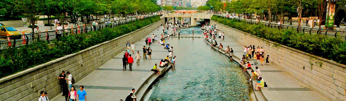 Suối Cheonggyecheon là một khu vực giải trí công cộng hiện đại kéo dài gần 6km nằm giữa trung tâm Seoul, Hàn Quốc.