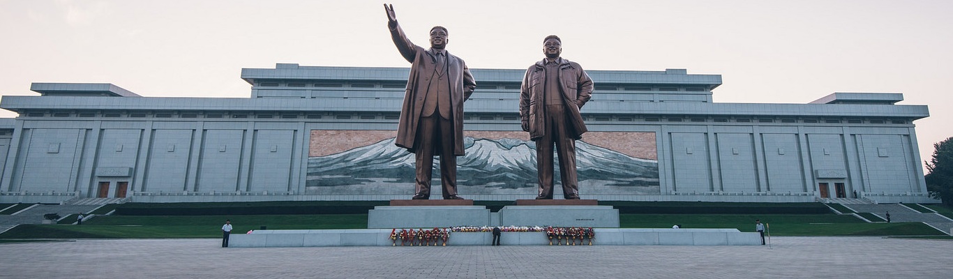 Đài tưởng niệm Mansudae, nơi đặt tượng đồng hai vị lãnh tụ Kim ll Sung (Kim Nhật Thành) và Kim Jong Il (Kim Chính Nhật) của Bắc Triều Tiên.