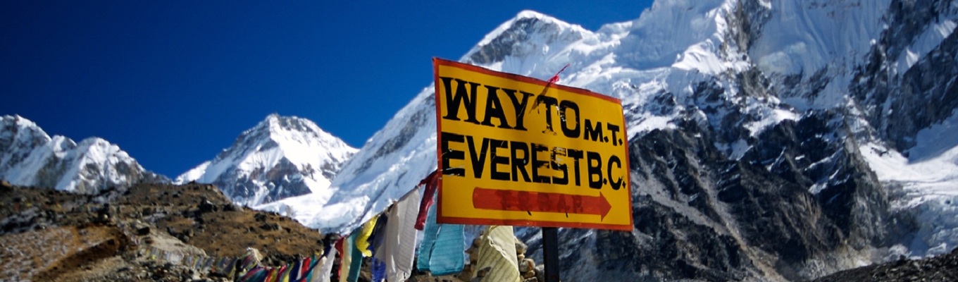 Everest là đỉnh núi cao nhất thế giới. Năm 2007, nơi này có độ cao 8.848 m so với mực nước biển. Do vận động kiến tạo địa chất, đỉnh núi này vẫn cao thêm 2,5 cm mỗi năm.