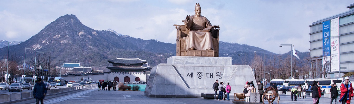 Quảng trường Gwanghwamun là quảng trường đẹp nhất ở thủ đô Seoul với bức tượng của vua Sejong, tướng Lee Sun Shin và đài phun nước.