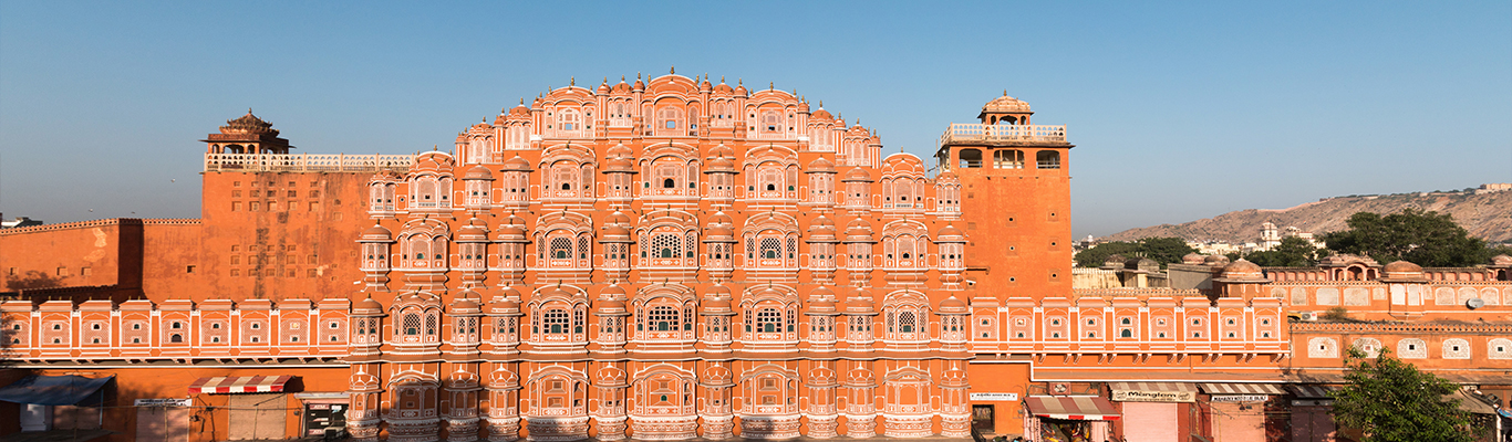 Hawa Mahal được xây dựng vào năm 1798 bởi hoàng đế Maharaja Sawai Pratap Singh. Cung điện được xây dựng mô phỏng theo hình chiếc vương miện của vị thần Hindu là Krishna