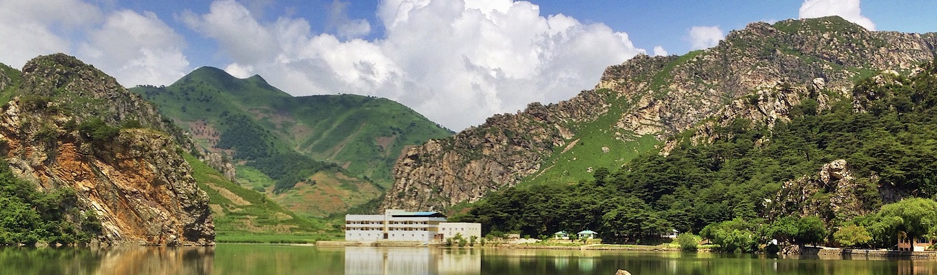 Núi Kim Cương nổi tiếng với phong cảnh đẹp từ thời xa xưa và đã là chủ đề của nhiều tác phẩm nghệ thuật. Kim Cương sơn (Kŭmgangsan) là tên gọi ứng với mùa xuân và cũng là tên được biết đến nhiều nhất, ngọn núi còn có những tên khác ứng với các mùa.