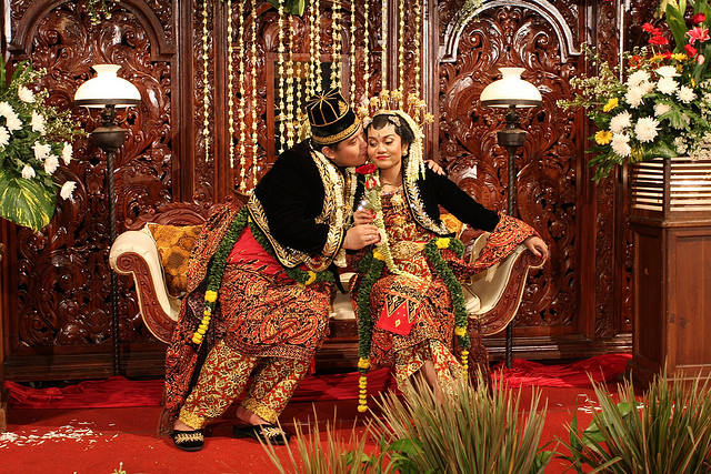Vải Batik được sử dụng để làm trang phục cưới cho cô dâu và chú rể ở Indonesia