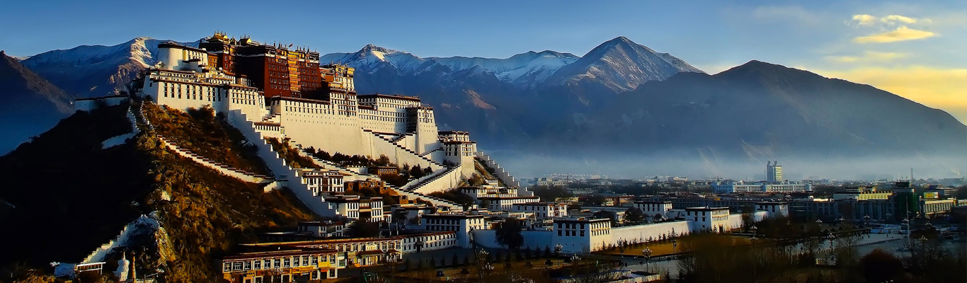 Cung điện Potala: biểu tượng của thủ phủ Lhasa, do Tạng Vương Tùng Tán cương Bố khởi công xây dựng vào thế kỷ thứ 7, sau đó Đức Đạt Lai Lạt Ma đời thứ 5 trùng tu vào năm 1644 và hoàn tất vào năm 1695. 