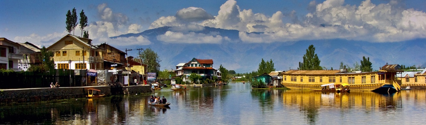 Nằm giữa những dãy núi Himalaya hùng vĩ, hồ Dal với vẻ đẹp sông nước yên bình luôn thu hút du khách ngay từ cái nhìn đầu tiên