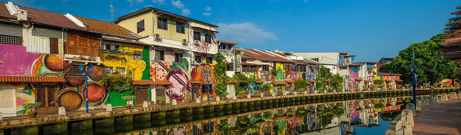 Dòng sông Malacca vắt ngang chia thành phố thành hai nửa Đông – Tây rõ rệt. Phía Đông là khu trung tâm mang dáng dấp của những khu phố cổ theo kiến trúc của châu Âu. Phía Tây là khu phố của người Hoa sầm uất.