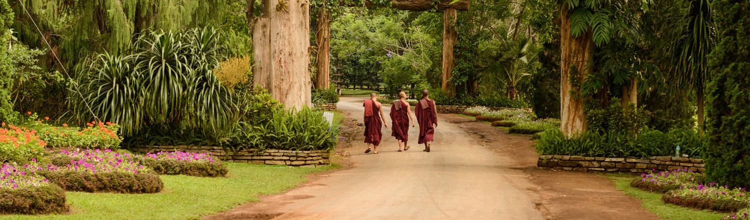 Người dân Myanma đa số họ sùng đạo Phật, tại bất kỳ thành phố nào, thị xã nào đều có ít nhất một ngôi chùa và một tu viện Phật giáo. Đạo Phật có ảnh hưởng rất lớn đối với người dân Myanma, cuộc sống của họ được gắn liền với các nghi lễ Phật giáo.