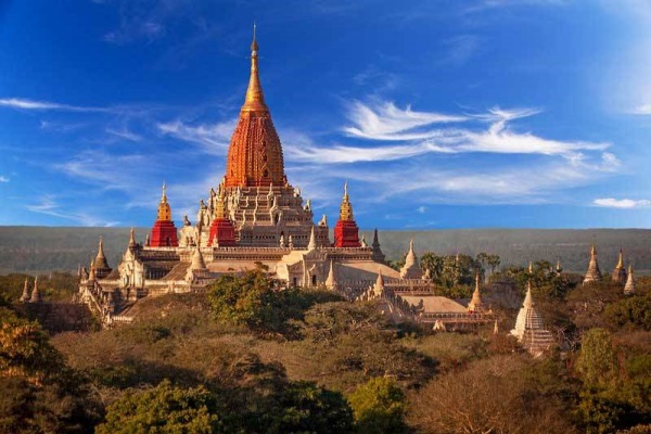 Đền Ananda được người dân Myanmar coi là biểu tượng cho trí tuệ vô biên của Phật