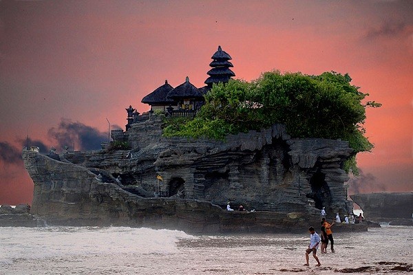 Đền thiêng Tanah Lot huyền bí trong hoàng hôn