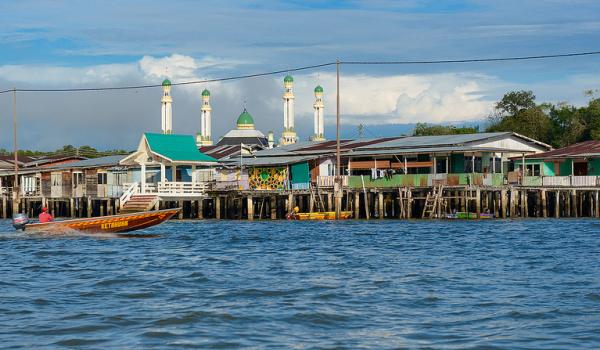 Làng nổi Kampong Ayer được xem là làng nổi ven sông lớn nhất thế giới