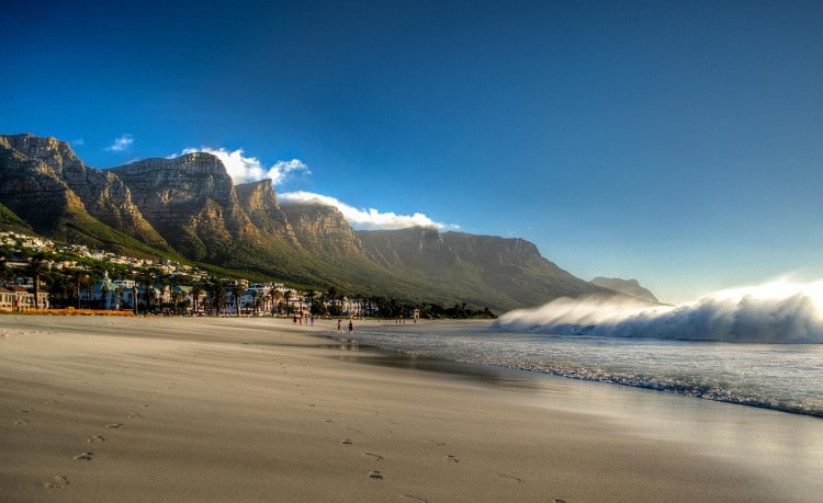 Camps Bay là bãi biển đẹp nhưng không thích hợp để bơi lội.