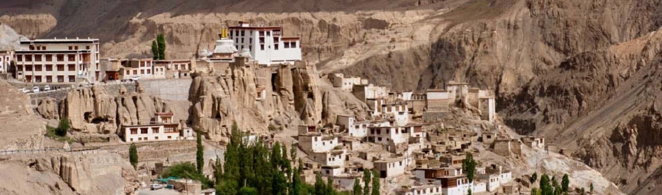 Tu viện Lamayuru nằm ở ngôi làng cùng tên - nơi được mệnh danh là Moonland of India (tạm dịch: Mặt Trăng của Ấn Độ) vì địa hình và cảnh quan siêu thực của ngôi làng.