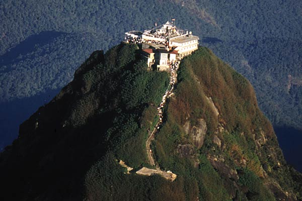 Adam’s Peak là nơi thu hút hàng ngàn người hành hương và khách du lịch Sri Lanka trên khắp thế giới