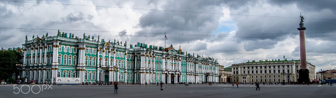 Cung điện Mùa đông ở cố đô Sankt-Peterburg — di tích kiến trúc barokko Nga, là một trong những công trình kiến trúc nổi tiếng của St. Peterburg