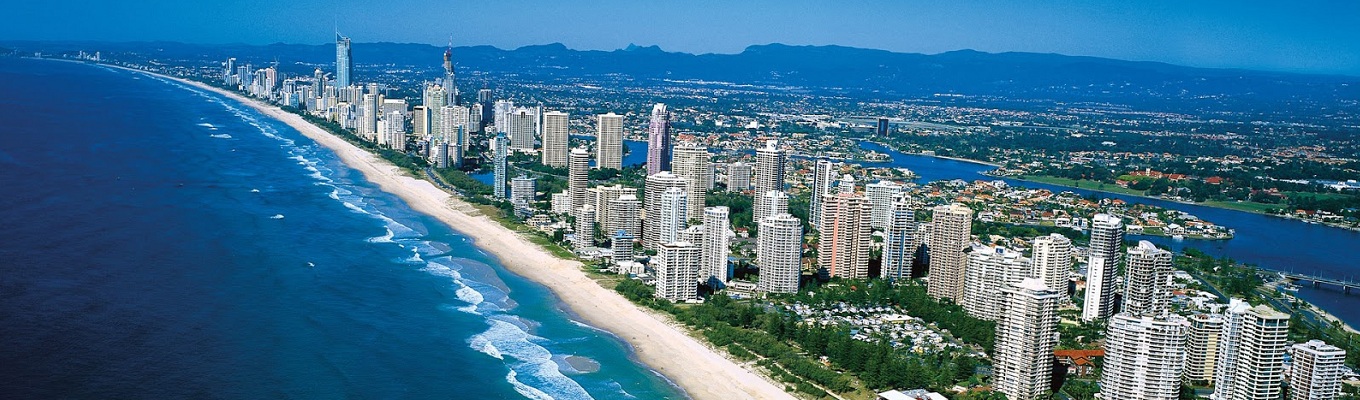 Gold Coast nổi tiếng là một thành phố du lịch, có nhiều bãi biển đẹp và là thiên đường của môn lướt sóng. Dân số của Gold Coast chỉ khoảng nửa triệu dân nhưng lại là một trong những thành phố phát triển nhanh nhất Australia