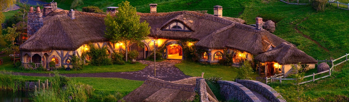 Ngôi làng Tí hon Hobbiton, ngôi làng được xây dựng để phục vụ cho tác phẩm điện ảnh nổi tiếng Lord of the Rings. Đến đây, quý khách sẽ được chụp ảnh và chiêm ngưỡng một thế giới cổ tích trong đời thực.