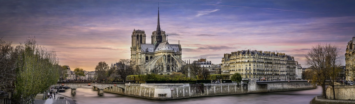 Nhà thờ Notre Dame de Paris - được xem là nhà thờ cổ kính nhất nước Pháp. Đây cũng chính là địa danh từng xuất hiện trong tiểu thuyết nổi tiếng Le Bossu De Notre – Dame/ The Hunchback of Notre Dame (Thằng gù nhà thờ Đức Bà Paris) của Victor Hugo vào năm 1831