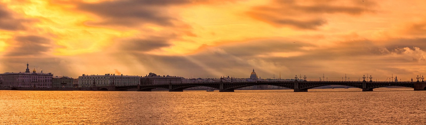 Sông Neva là một con sông dài 74 km ở nước Nga, chảy từ hồ Ladoga qua eo đất Karelia và thành phố Saint Petersburg vào vịnh Phần Lan. Độ rộng trung bình của nó là 400-600 mét, chỗ rộng nhất tới 1.200 mét.