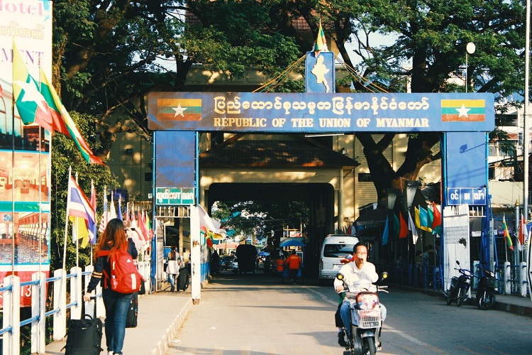 Ranh giới giữa Thái Lan và Myanmar là một cây cầu nhỏ bắc ngang qua sông