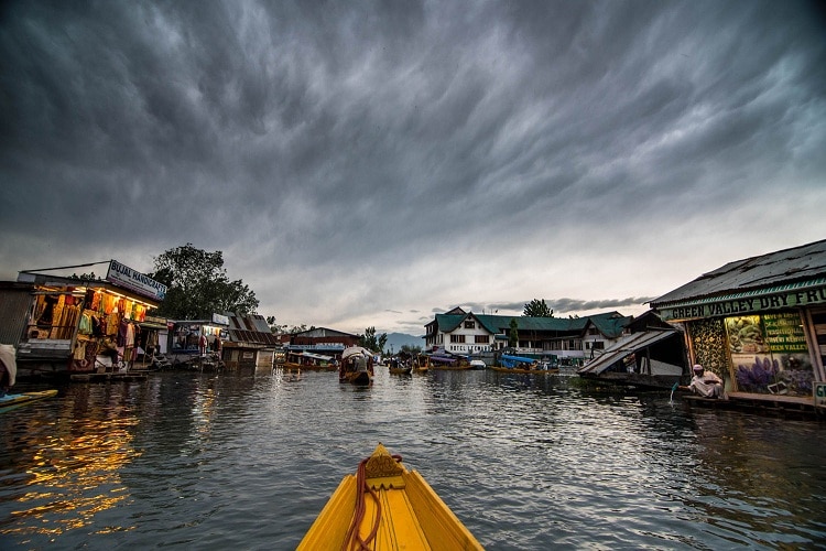 Hồ Dal là một trong những điểm hấp dẫn của hành trình khám phá Kashmir