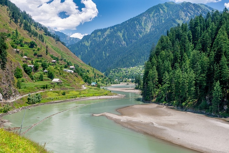 Thung lũng Kashmir nằm ở phía Tây Bắc của khu vực tiểu lục địa Ấn Độ. Giữa thế kỷ 12, nơi đây được biết đến như một hồ nước