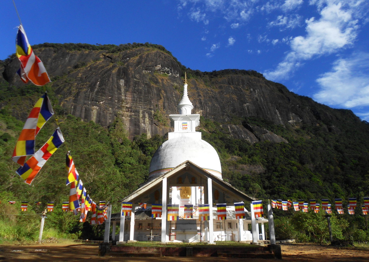 Bảo tháp đặc trưng của Sri Lanka trên đường lên đỉnh Adam's Peak