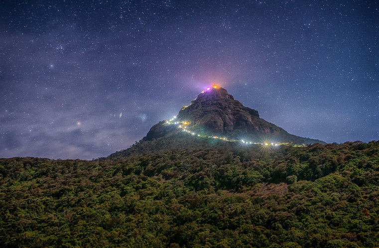 Hình ảnh tuyệt đẹp do những đoàn người hành hương lên đỉnh Adam's Peak tạo nên