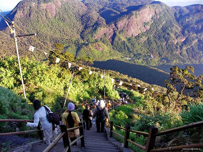 Dòng người nối tiếp nhau lên đỉnh Adam's Peak