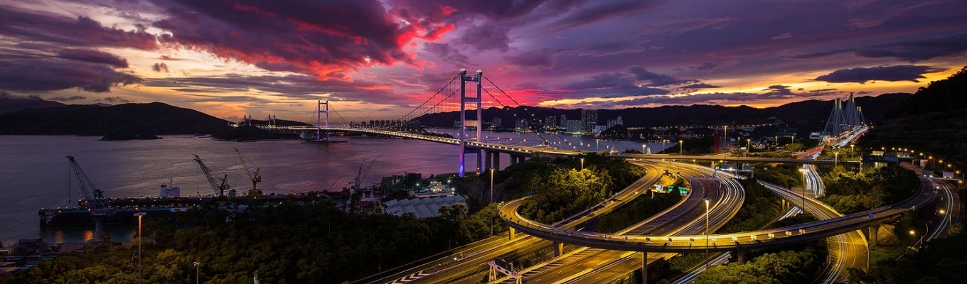 Cầu Thanh Mã  (Tsing Ma Bridge) được xây dựng năm 1997 nối liền hai hòn đảo quan trọng của Hồng Kông là Tsing Yi và Ma Wan – cầu treo đẹp nhất Châu Á và lớn thứ 7 trên thế giới