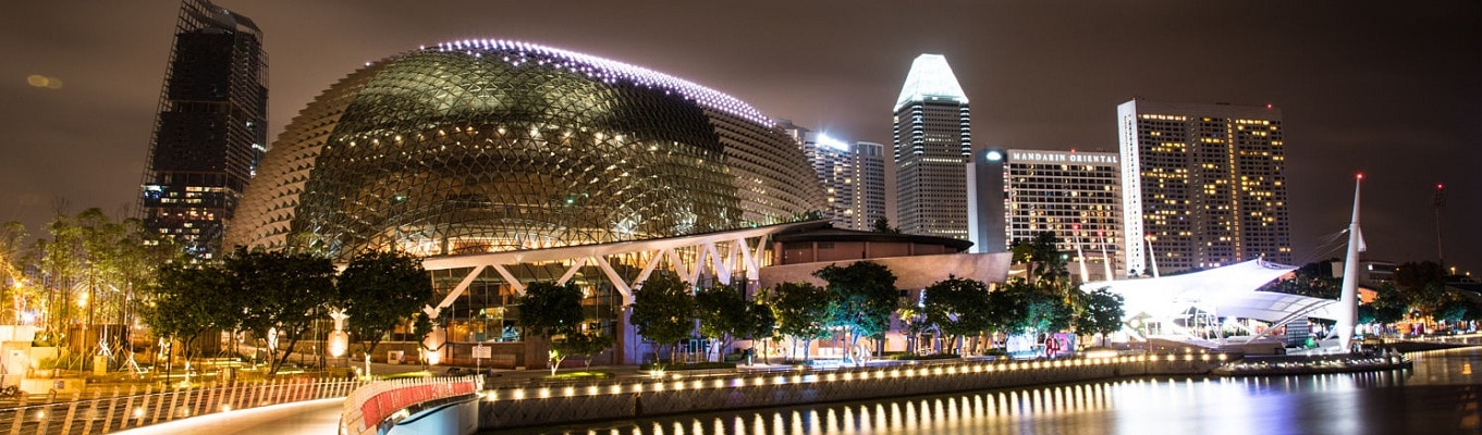 Các nhà hát Esplanade là một tổ hợp trung tâm biểu diễn nghệ thuật ở Singapore. Tổ hợp này nằm trên một diện tích 6 ha, nằm bên vịnh Marina