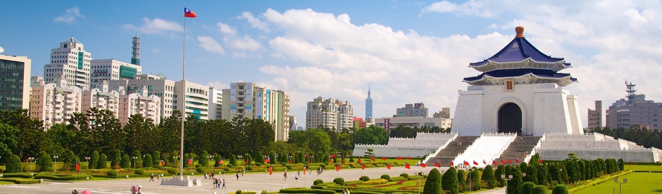 Nhà Tưởng niệm Tưởng Giới Thạch - Nhà Tưởng Niệm Trung Chính còn có tên gọi khác là Quảng Trường Tự Do. Được xây dựng để tưởng nhớ ông Tưởng Giới Thạch. Tòa nhà được xây dựng với mái ngói cong như cung điện Tử Cấm Thành ở Bắc Kinh, tường trắng gạch xanh cao 70m, bất kể du khách nhìn từ góc độ nào đều cảm nhận được sự hùng vĩ của ngôi nhà này