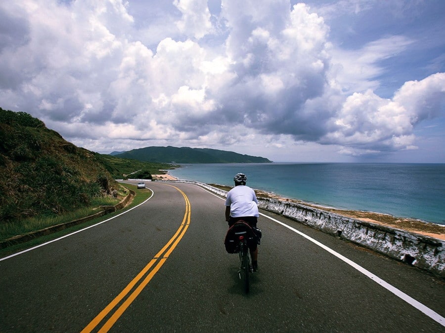 road-beside-sea-taiwan