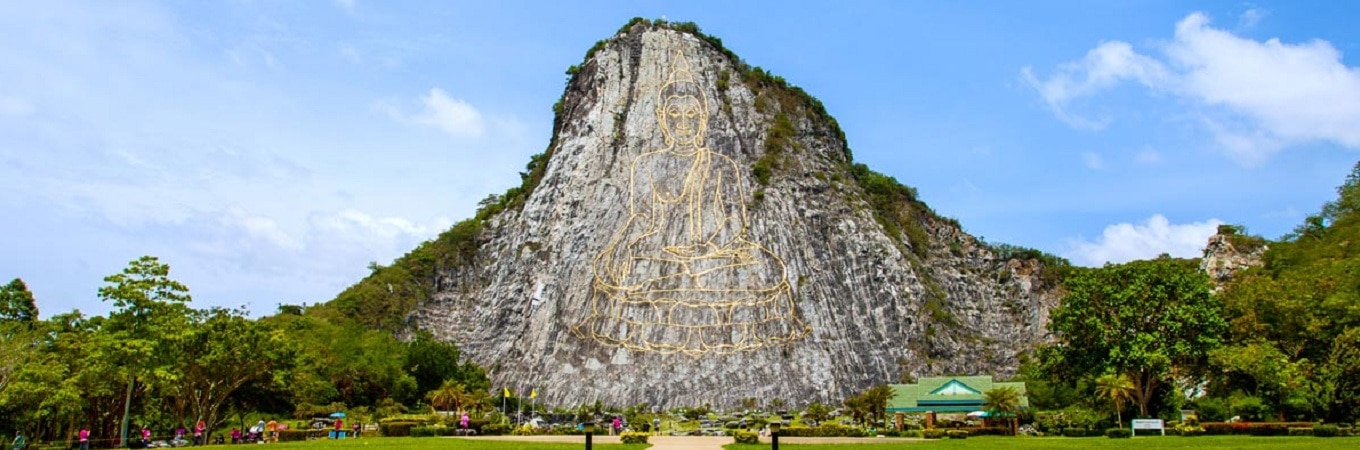 Núi Phật vàng được người dân và hoàng gia Thái Lan khắc tặng Vua Rama IX nhân dịp 50 năm trị vì đất nước của ông
