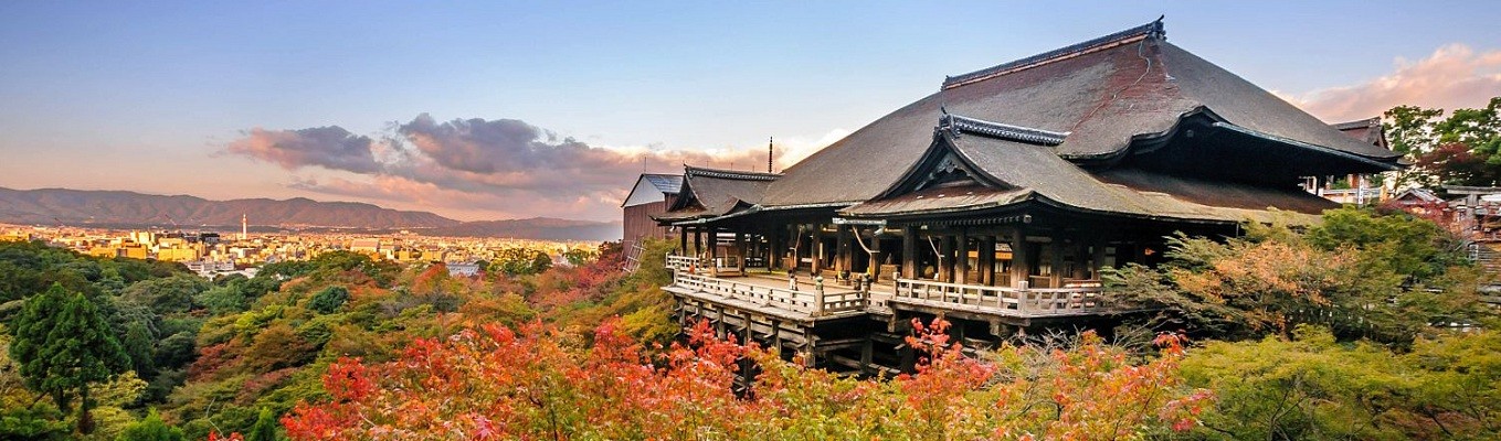 Chùa Thanh Thủy – một trong những ngôi chùa nổi tiếng nhất Cố đô Kyoto. Chùa nổi tiếng với ba ngọn thác là “Học hành, Trường thọ và Tình duyên” được cho là sẽ ban phúc cho những ai uống nước ở một trong ba ngọn thác này