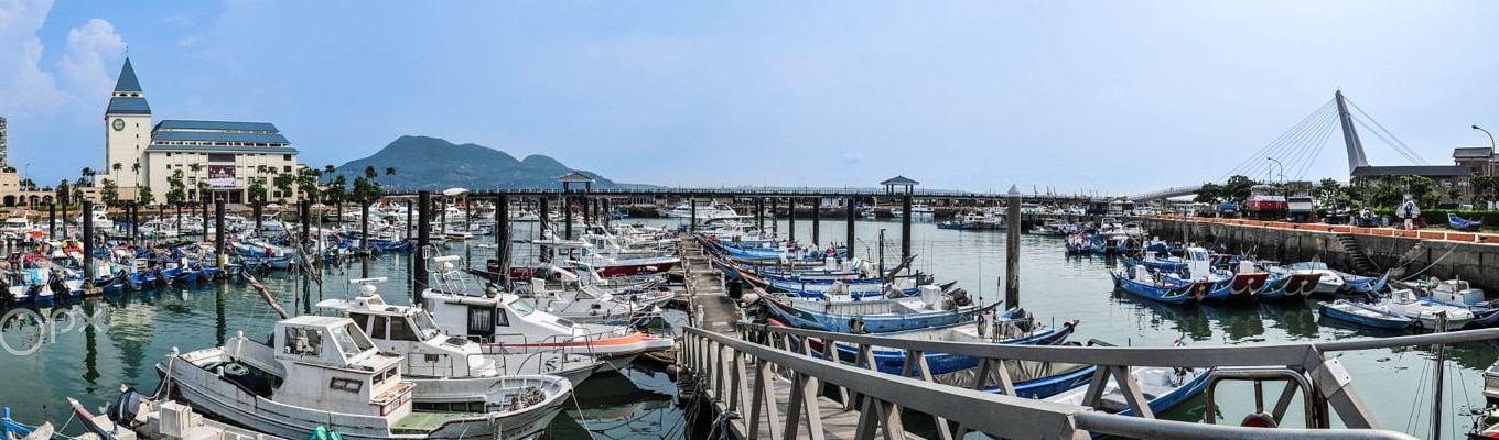 Bến cảng Ngư Đầu Đạm Thuỷ (Dansui Fishermen’s Wharf) là thương cảng buôn bán quan trọng nhất trong thời kỳ đầu của miền Bắc Đài Loan, có thể ngắm nhìn nhà cửa theo kiểu kiến trúc xa xưa thời kỳ Đạm Thủy hưng thịnh